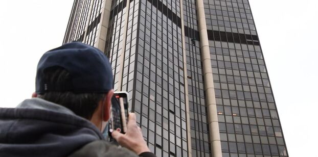 Leo Urban escalade la Tour Montparnasse XVe