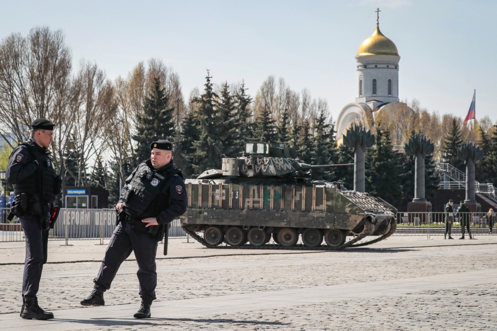 Preparations for the exhibition of foreign captured weapons on Poklonnaya Hill