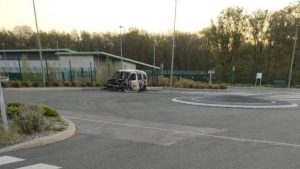 Beauvais, ce jeudi. Le véhicule calciné servait notamment à a